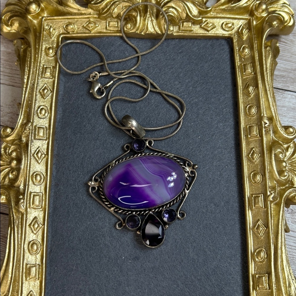 Sterling silver large purple banded agate stone framed by amethyst gemstones - Picture 5 of 7
